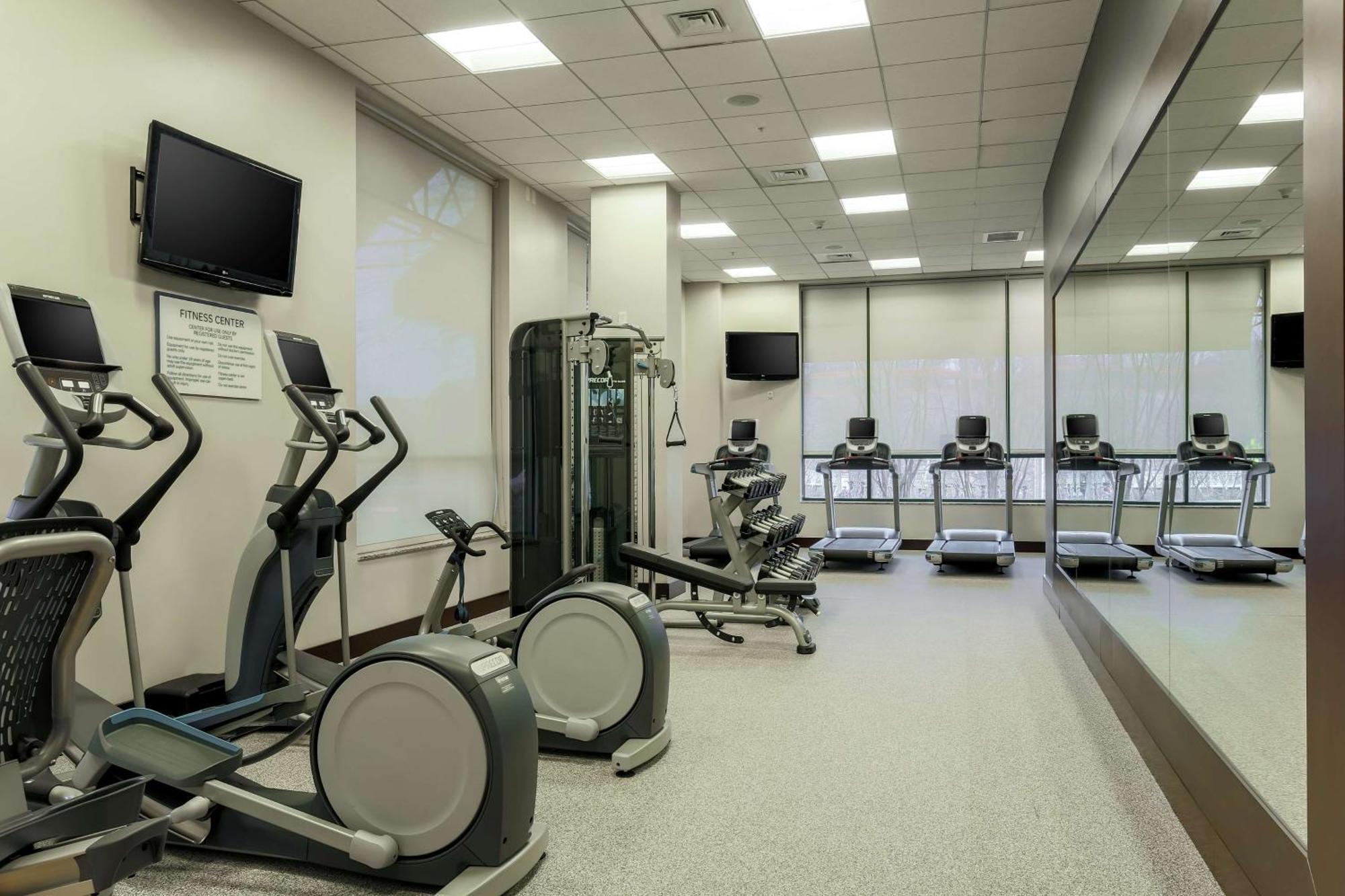 Hilton Garden Inn Shirlington Arlington Bagian luar foto